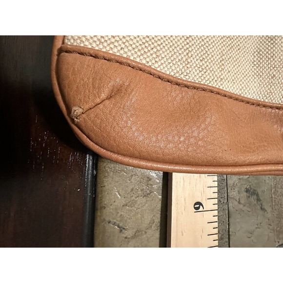 Fossil Crossbody‎ bag. Tan Creme. Zip closure. Lined pockets. Detachable strap - Picture 7 of 7